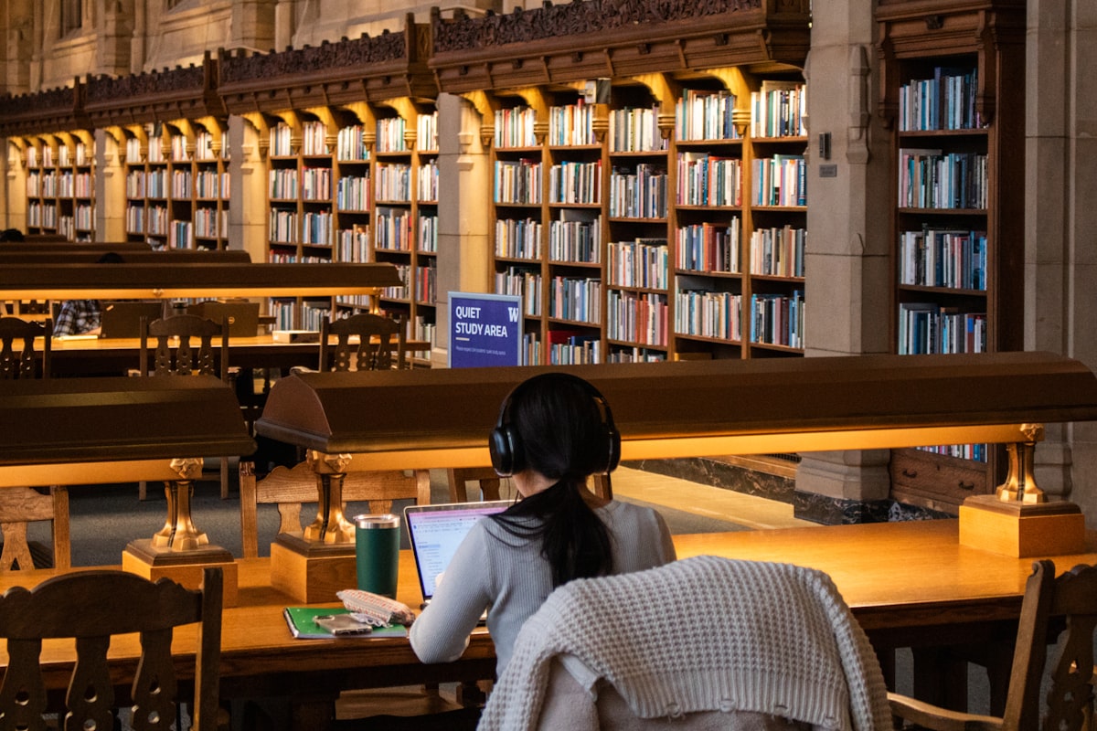 Estudiante en biblioteca