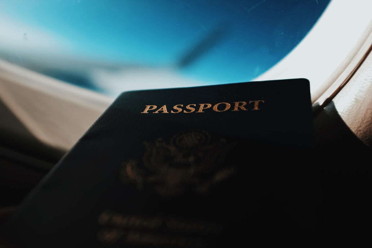 Pasaporte junto a ventana de avión
